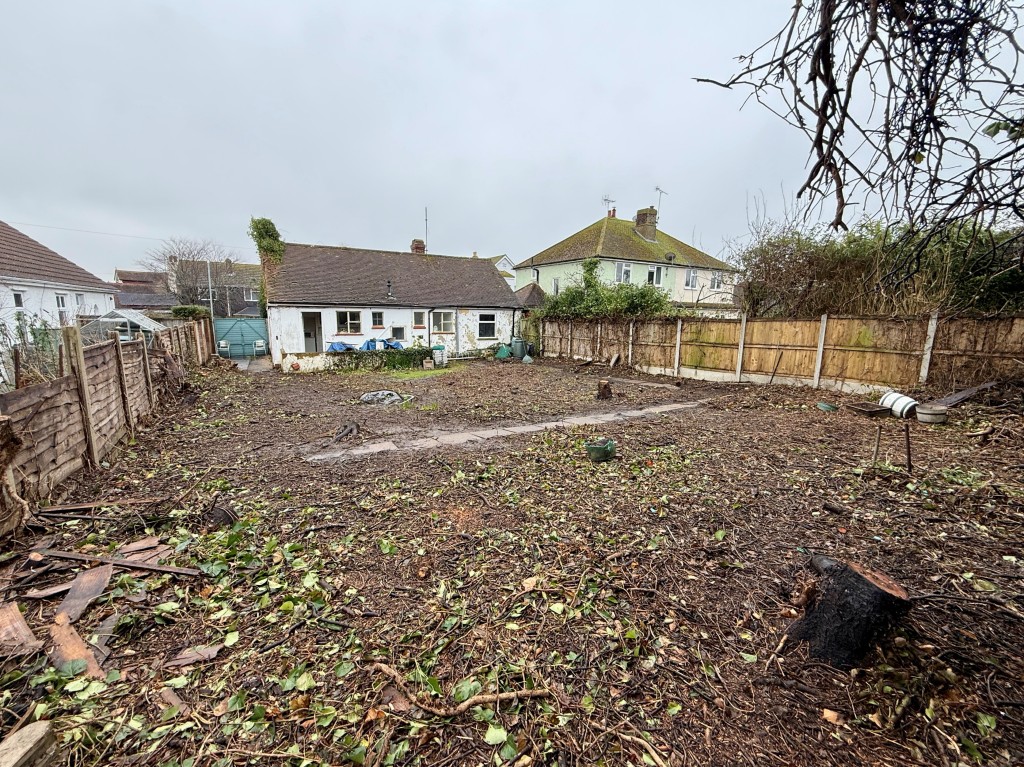 Lot: 46 - DETACHED BUNGALOW FOR REFURBISHMENT ON GOOD SIZE PLOT - Garden to rear